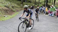 Adam Yates y Esteban Chaves suben las rampas de Los Machucos durante la Vuelta a Espa&ntilde;a 2017.