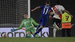 Tigre's forward Facundo Colidio (C) strikes to score the team's second goal against River Plate's goalkeeper Franco Armani (L) during an Argentine Professional Football League quarterfinal match at the Monumental stadium in Buenos Aires, on May 11, 2022. (Photo by JUAN MABROMATA / AFP)