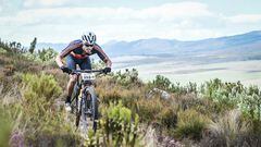 El exfutbolista y exseleccionador español Luis Enrique Martínez compite con su bicicleta MMR durante una etapa de la Cape Epic.
