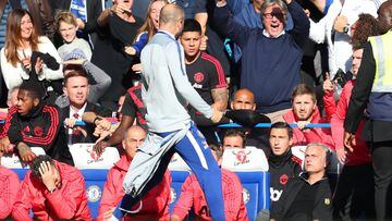 Marco Ianni, técnico asistente de Maurizio Sarri en el Chelsea, celebró el gol de Barkley que significó el empate en el marcador entre Chelsea y Manchester United de forma efusiva enfrente de Mourinho, que entró en cólera.
