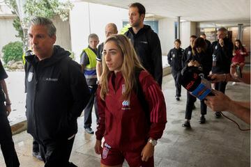 La defensa de la selección española Olga Carmona, tras aterrizar en el aeropuerto de Manises (Valencia).