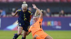 Sheffield (United Kingdom), 09/07/2022.- Sweden's Caroline Seger (L) in action against the Netherlands' Jill Roord (R) during the Group B match of the UEFA Women's EURO 2022 between the Netherlands and Sweden in Sheffield, Britain, 09 July 2022. (Países Bajos; Holanda, Suecia, Reino Unido) EFE/EPA/TIM KEETON
