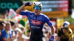Jasper Philipsen celebra su victoria al esprint en Bayona, meta de la tercera etapa del Tour de Francia 2023. Al fondo se ve a Wout van Aert.