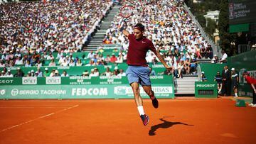 Roger Federer devuelve una bola durante su partido ante Jo-Wilfried Tsonga en el Masters 1.000 de Monte-Carlo de 2016.