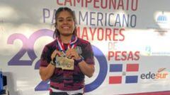 Ana L&oacute;pez Ferrer celebra con playera del Tri medalla de Oro en Panamericano de pesas