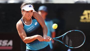 ROME, ITALY - MAY 10: Camila Osorio of Colombia plays a backhand in her women's singles first round match against Lucia Bronzetti of Italy during day three of Internazionali BNL D'Italia at Foro Italico on May 10, 2022 in Rome, Italy. (Photo by Paolo Bruno/Getty Images)