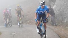 Miguel &Aacute;ngel L&oacute;pez ataca durante la decimoctava etapa de La Vuelta 2021 con final en el Alto del Gamoniteiro.