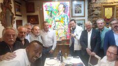 Miembros de la Fundaci&oacute;n Juanito Maravilla posan con Tom&aacute;s Roncero ante el cuadro de Juanito.