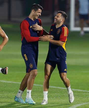 Álvaro Morata y Jordi Alba se ríen durante el entrenamiento de hoy. 
