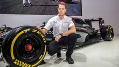 Stoffel Vandoorne, posa con el McLaren Honda.
