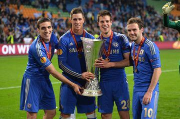 Vestuario y amistad compartieron Torres y el asturiano. Ambos fueron dobles campeones de Europa en 2012 con el Chelsea y con España. En la foto celebran la Europa League junto a los también españoles Oriol Romeu y César Azpilicueta.