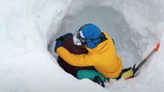 Michelle Kadatz y Maia Schumacher se abrazan tras rescatar a la primera de una avalancha. El 4 de mayo del 2018 en Valley of the Ten Peaks, en el Banff National Park de Canad&aacute;