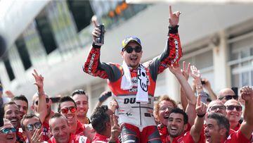 Motorcycling - MotoGP - Austrian Grand Prix - Red Bull Ring, Speilberg, Austria - August 12, 2018   Ducati Team&#039;s Jorge Lorenzo celebrates with his team after winning the race    REUTERS/Lisi Niesner