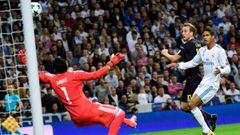 Real Madrid&#039;s French defender Raphael Varane (R) scores an own goal during the UEFA Champions League group H football match Real Madrid CF vs Tottenham Hotspur FC at the Santiago Bernabeu stadium in Madrid on October 17, 2017. / AFP PHOTO / PIERRE-PH