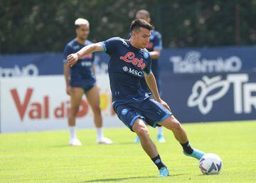 Hirving Lozano en un entrenamiento con el Napoli