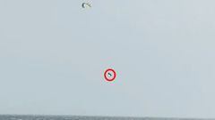 El kitesurfista alicantino Carlos Aldaravi volando sobre las aguas de la playa de Valdevaqueros (Tarifa, C&aacute;diz, Espa&ntilde;a) con su cometa. 