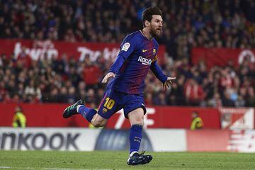 Lionel Messi of FC Barcelona celebrates after scoring the second goal of FC Barcelona during the La Liga match between Sevilla CF and FC Barcelona at Estadio Ramon Sanchez Pizjuan on March 31, 2018 in Seville, Spain.