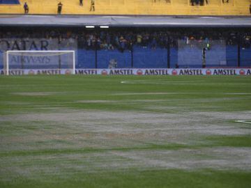 El partido de ida de la final de la Copa Libertadores entre Boca Juniors y River Plate ha tenido que ser suspendido debido a las fuertes lluvias.