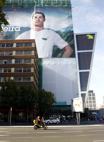 Cristiano en una imagen publicitaria en la fachada de un edificio en la Plaza Castilla de Madrid.