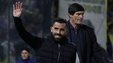Rosario Central's coach Carlos Tevez, waves to fans after receiving a standing ovation on his return to La Bombonera stadium after a year of retiring as a player, before the Argentine Professional Football League Tournament 2022 match between Boca Juniors and Rosario Central in Buenos Aires, on August 17, 2022. (Photo by ALEJANDRO PAGNI / AFP)