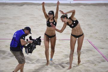 Las canadienses Melissa Humana-Paredes y Sarah Pavan celebran la medalla de oro. 