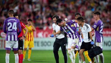 GIRONA, SPAIN - SEPTEMBER 09: Enrique Perez 'Kike' of Real Valladolid CF leaves the pitch with an injury during the LaLiga Santander match between Girona FC and Real Valladolid CF at Montilivi Stadium on September 09, 2022 in Girona, Spain. (Photo by Alex Caparros/Getty Images)