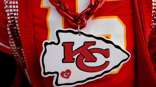 Why do the Kansas City Chiefs wear the color red? What is the origin of their logo?
