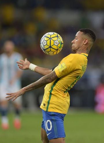 Brazil's Neymar controls the ball during the 2018 FIFA World Cup qualifier football match against Argentina in Belo Horizonte, Brazil, on November 10, 2016. / AFP PHOTO / DOUGLAS MAGNO