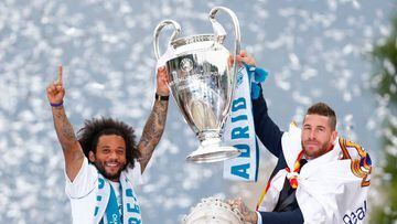 Real Madrid&#039;s Brazilian defender Marcelo (L) and Real Madrid&#039;s Spanish defender Sergio Ramos hold the trophy at  Cibeles square in Madrid on May 27, 2018 as they celebrate after winning their third Champions League title in a row in Kiev. / AFP 