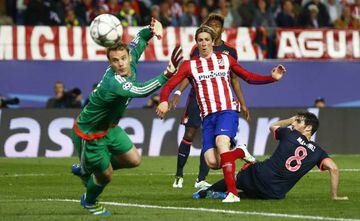 Atletico Madrid v Bayern Munich - UEFA Champions League Semi Final First Leg - Atletico Madrid's Fernando Torres hits the post