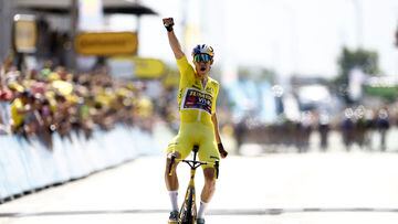 El ciclista belga Wout Van Aert celebra su victoria en la cuarta etapa del Tour de Francia 2022 en Calais.