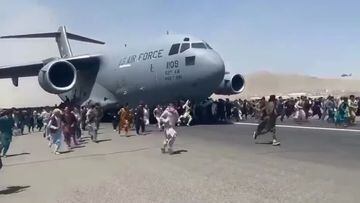 Terribles imágenes de Kabul: personas sujetadas al avión