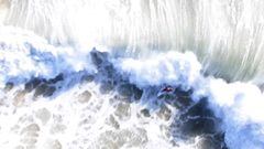 El surfista Joao Chianca, visto desde el aire, con una ola rompi&eacute;ndole encim en Supertubos (Peniche, Portugal), el martes 14 de marzo del 2023. 