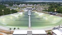 Vista aérea y nocturna de la piscina de olas para el surf Surfland Brasil, con tecnología Wavegarden Cove, durante su inauguración en noviembre del 2023. En Garopaba.