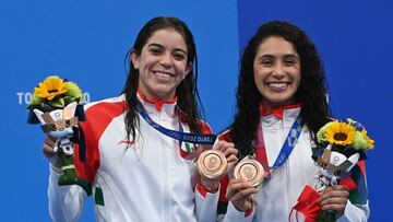 Ale Orozco y Gaby Agúndez posan con su medalla de bronce obtenida en los Juegos Olímpicos de Tokio 2020.