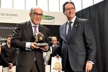 Carmelo Ezpeleta recibió el 'Casco de Oro' de manos de Manuel Casado, presidente de la RFME.