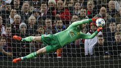 Football Soccer - Manchester United v PSV Eindhoven - UEFA Champions League Group Stage - Group B - Old Trafford, Manchester, England - 25/11/15 Manchester United&#039;s David De Gea makes a save Action Images via Reuters / Carl Recine Livepic EDITORI