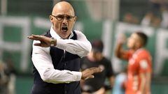 CALI, COLOMBIA - FEBRUARY 08: Alfredo Arias coach of Cali gestures during a match between Deportivo Cali and Am&Atilde;&copy;rica de Cali as part of Liga Aguila 2020 at Estadio Deportivo Cali on February 08, 2020 in Cali, Colombia. (Photo by Gabriel Aponte/Vizzor Image/Getty Images)