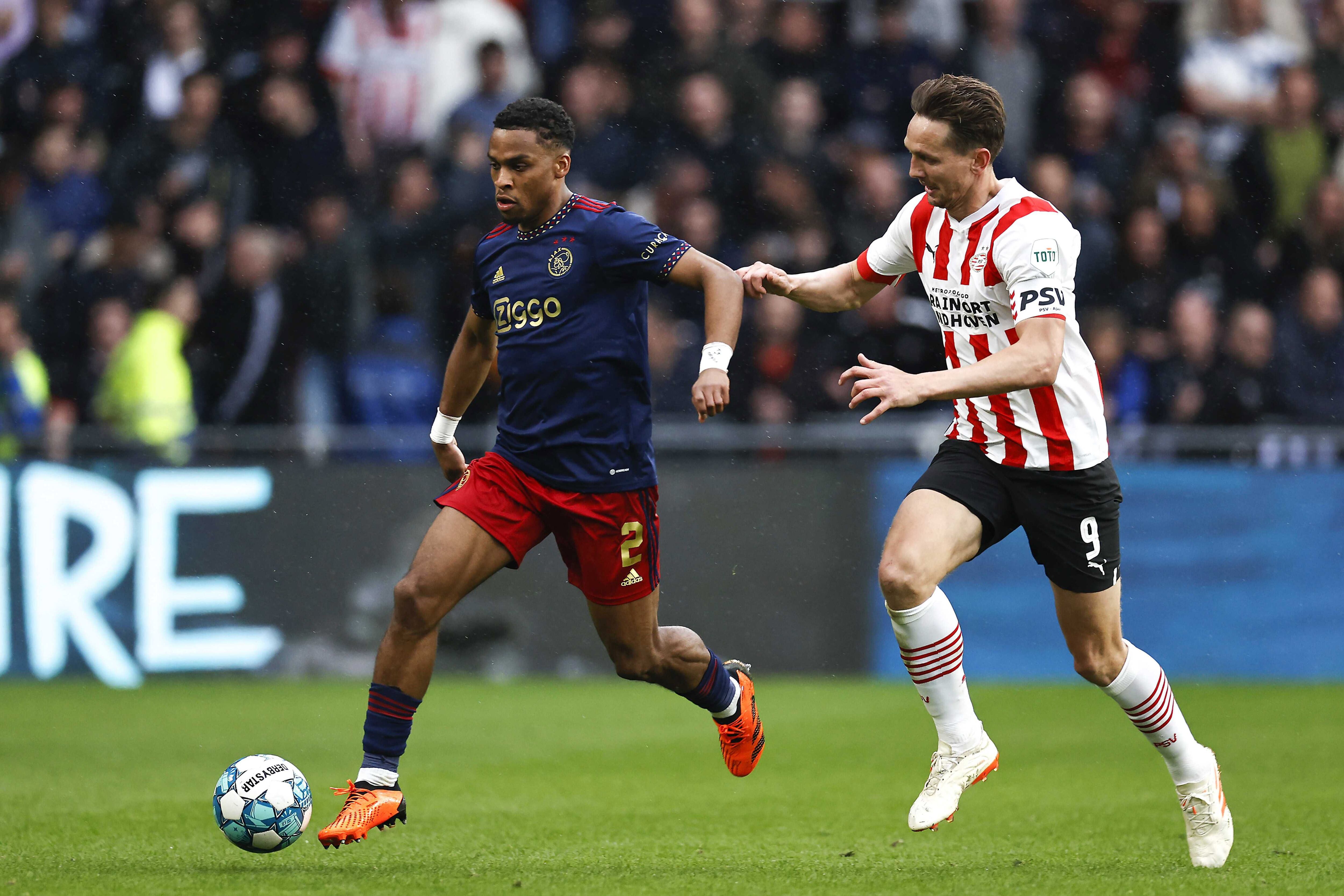 Eindhoven (Netherlands), 23/04/2023.- Jurrien Timber of Ajax (L) and Luuk de Jong of PSV Eindhoven in action during the Dutch Eredivisie soccer match between PSV Eindhoven and Ajax Amsterdam in Eindhoven, Netherlands 23 April 2023. (Países Bajos; Holanda) EFE/EPA/MAURICE VAN STEEN
