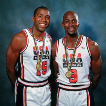 Jordan ganó dos oros olímpicos, en Los Ángeles 84 y en Barcelona 92. En la foto junto a Magic Johnson con el oro del Dream Team de Barcelona.