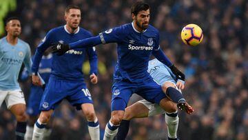 Manchester City&#039;s Portuguese midfielder Bernardo Silva (R) vies with Everton&#039;s Portuguese midfielder Andr&eacute; Gomes (C) during the English Premier League football match between Manchester City and Everton at the Etihad Stadium in Manchester,