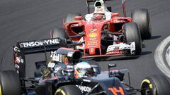 Fernando Alonso y Kimi Raikkonen durante el Gran Premio de Hungr&iacute;a de F&oacute;rmula 1 2016.