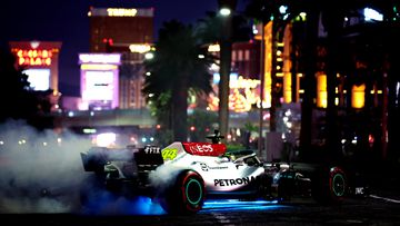 Lewis Hamilton, con el Mercedes en Las Vegas.
