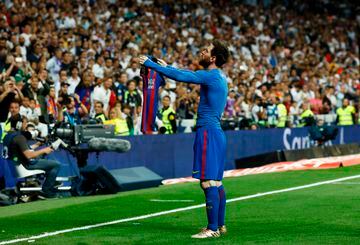 El jugador del FC Barcelona, Messi, celebró su tercer gol con esta pose, camiseta en mano, frente a la afición del Real Madrid en 2017. 
 
 