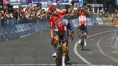 El ciclista belga Thomas De Gendt celebra su victoria en la octava etapa del Giro de Italia con final en N&aacute;poles.
