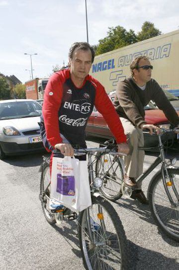 Otras de las imágenes que molestaron a Marcelo Bielsa, cuando en Graz fue seguido por la prensa cuando andaba en bicicleta.