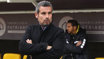 El entrenador de San Luis,  Miguel Ramirez,  durante el partido de primera division contra U. de Concepcion en el estadio Lucio Faria de Quillota, Chile.