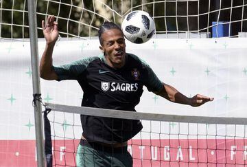 Portugal's defender Bruno Alves heads the ball during a training session at the team's base camp in Kratovo on June 27, 2018 ahead of their Russia 2018 World Cup football match against Uruguay in Sochi on June 30. / AFP PHOTO / JUAN MABROMATA