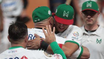 Jugadores de México se felicitan después de ganarle a Colombia.