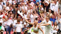 Soccer Football - Women's Euro 2022 - Final - England v Germany - Wembley Stadium, London, Britain - July 31, 2022 England's Chloe Kelly celebrates scoring their second goal with Jill Scott REUTERS/Lisi Niesner